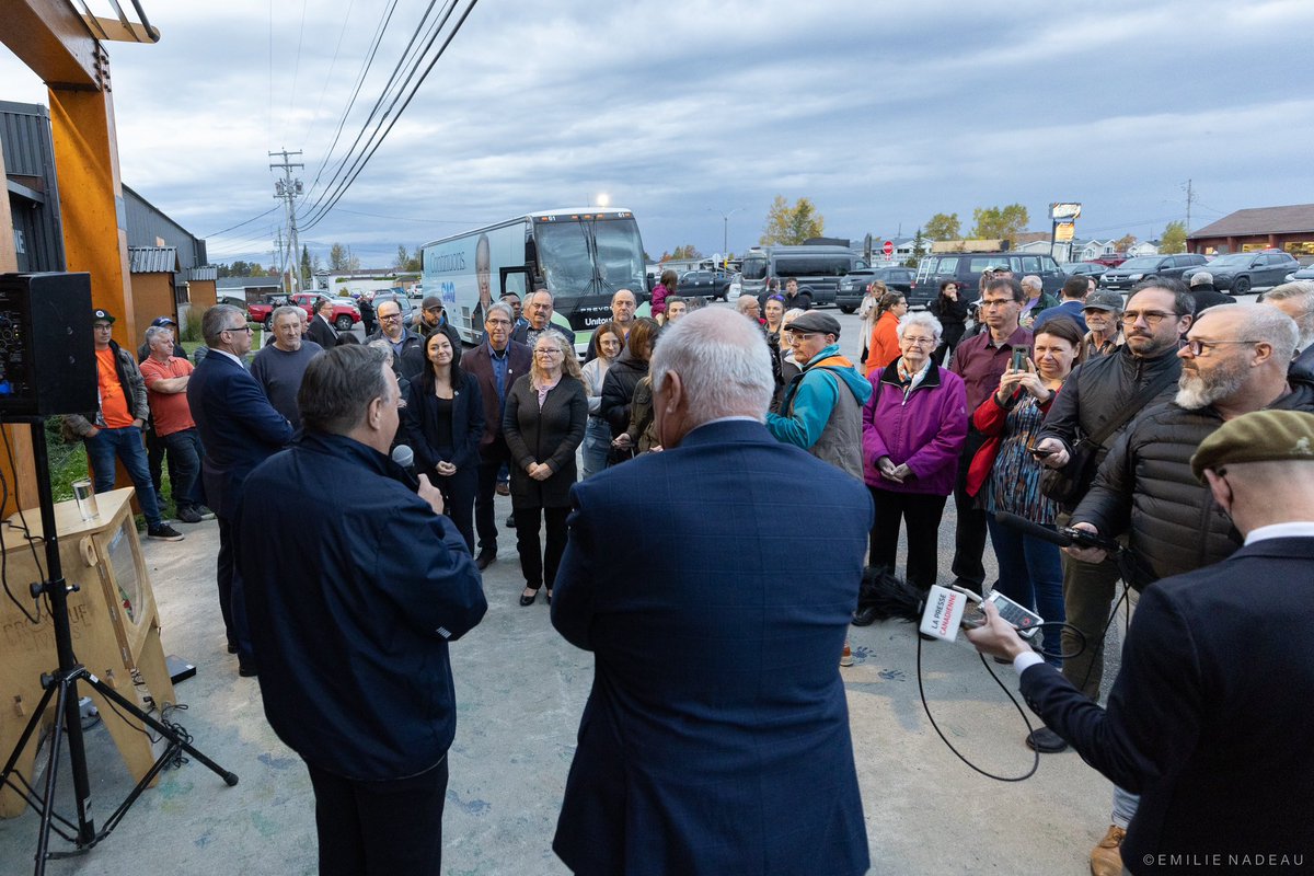 On termine la journée à Chapais! Toujours un plaisir d’échanger avec les citoyens en compagnie de @DLamothe_CAQ.