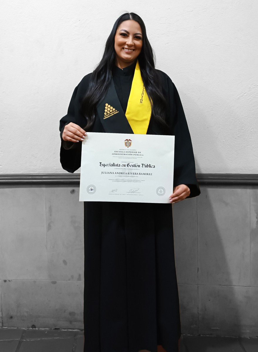 julianariv17's tweet photo. ¡Vale la pena! El esfuerzo, la disciplina, el empeño y la dedicación 🙌🏻 ¡Gracias Dios! Especialista en Gestión Pública a su servicio 🙏🏻🎓 #GradosESAP https://t.co/rTu9Qjyb9G