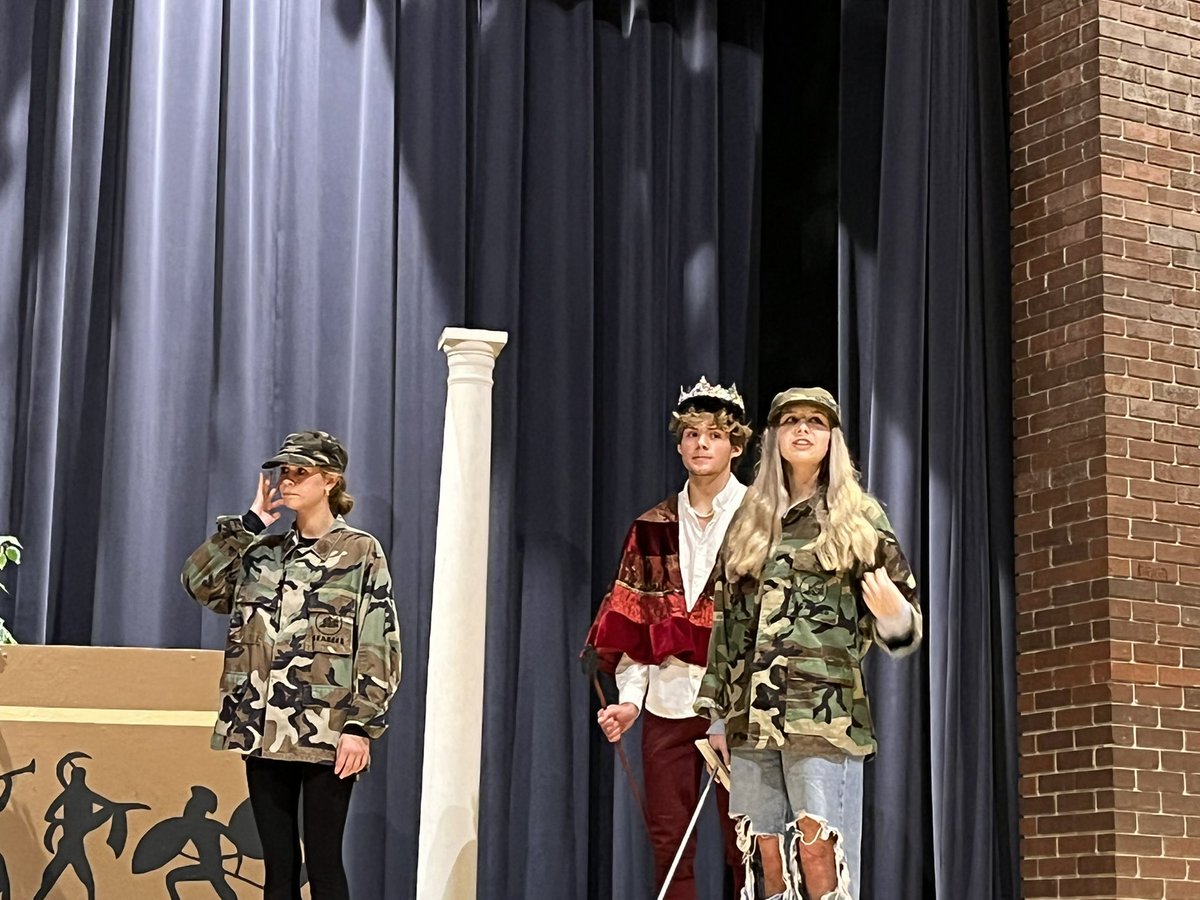 DettmannLisa's tweet photo. Hey, Seniors! Come vote for your class for HOCO points. Battle of the Thespians, October 3rd, 6-9 PM. EAHS auditorium. $5.00 at the door. #eahsgo #1Herd #OneActs https://t.co/4VjR5nRhRJ