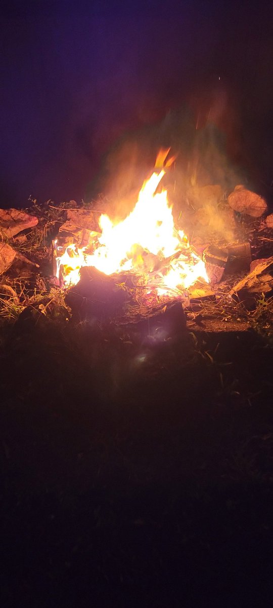 jaw1971's tweet photo. Smores night
#endoftheweek #endofSeptember #hellofall #firepitnight https://t.co/QkyqVgnR65