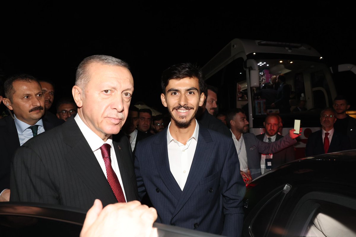 YasinARDA_23's tweet photo. İki Uzun Adam ☺️

Cumhurbaşkanımız, ağabeyimiz Sn. Recep Tayyip Erdoğan’la Umre dönüşü görüşüp, hediyelerimizi takdim ettik elhamdülillah. Rabbim yar ve yardımcısı olsun 🤲🏻

2023-2053-2071 🇹🇷
#DünyaGöçebeOyunları https://t.co/0AONnERJlj