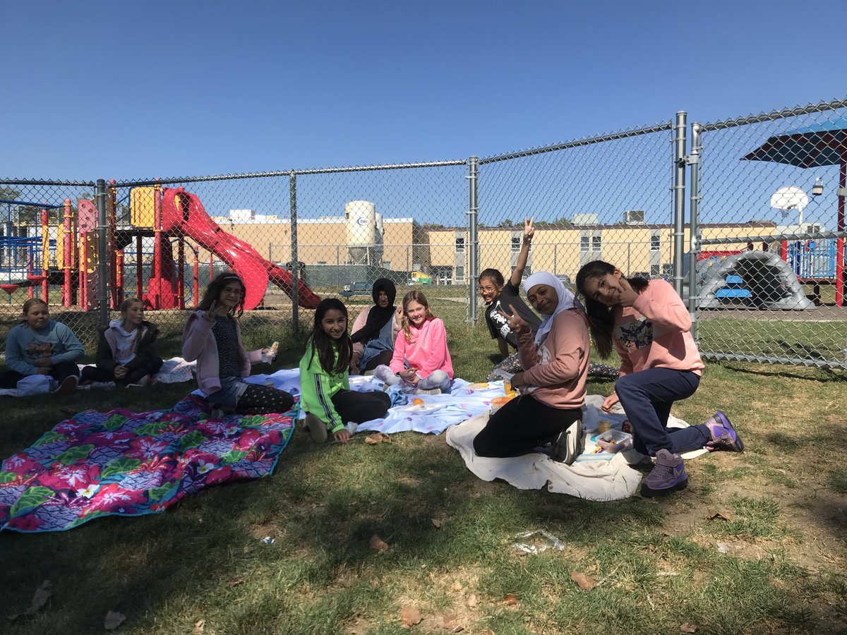 ReadingFitz's tweet photo. It was perfect weather for a picnic today. 5B and 5C VIP students sure enjoyed their PBIS reward! #pbis #fallpicnic ⁦@Kwak5thGrade⁩ ⁦@OakRidgeNPD117⁩ https://t.co/bGVQ8k8iN7