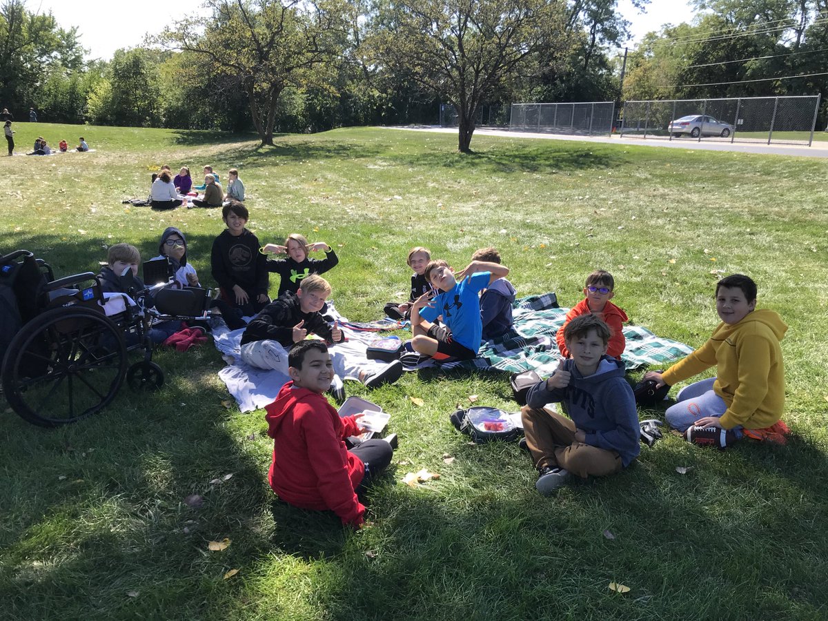 ReadingFitz's tweet photo. It was perfect weather for a picnic today. 5B and 5C VIP students sure enjoyed their PBIS reward! #pbis #fallpicnic ⁦@Kwak5thGrade⁩ ⁦@OakRidgeNPD117⁩ https://t.co/bGVQ8k8iN7