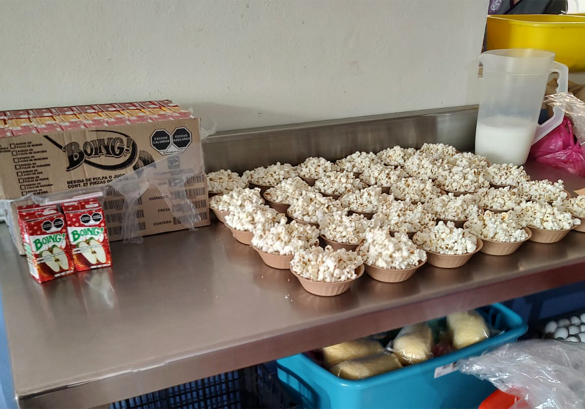 DIF_Pachuca's tweet photo. Agendar espacios recreativos de entretenimiento para las niñas y niños de nuestros #CAICs, permite que las infancias desarrollen sensibilidad por las historias que el séptimo arte nos ofrece 📽️🍿. Gracias al personal de nuestro CAIC Plutarco por su entrega con su alumnado❤️. https://t.co/XtO2KTDZod
