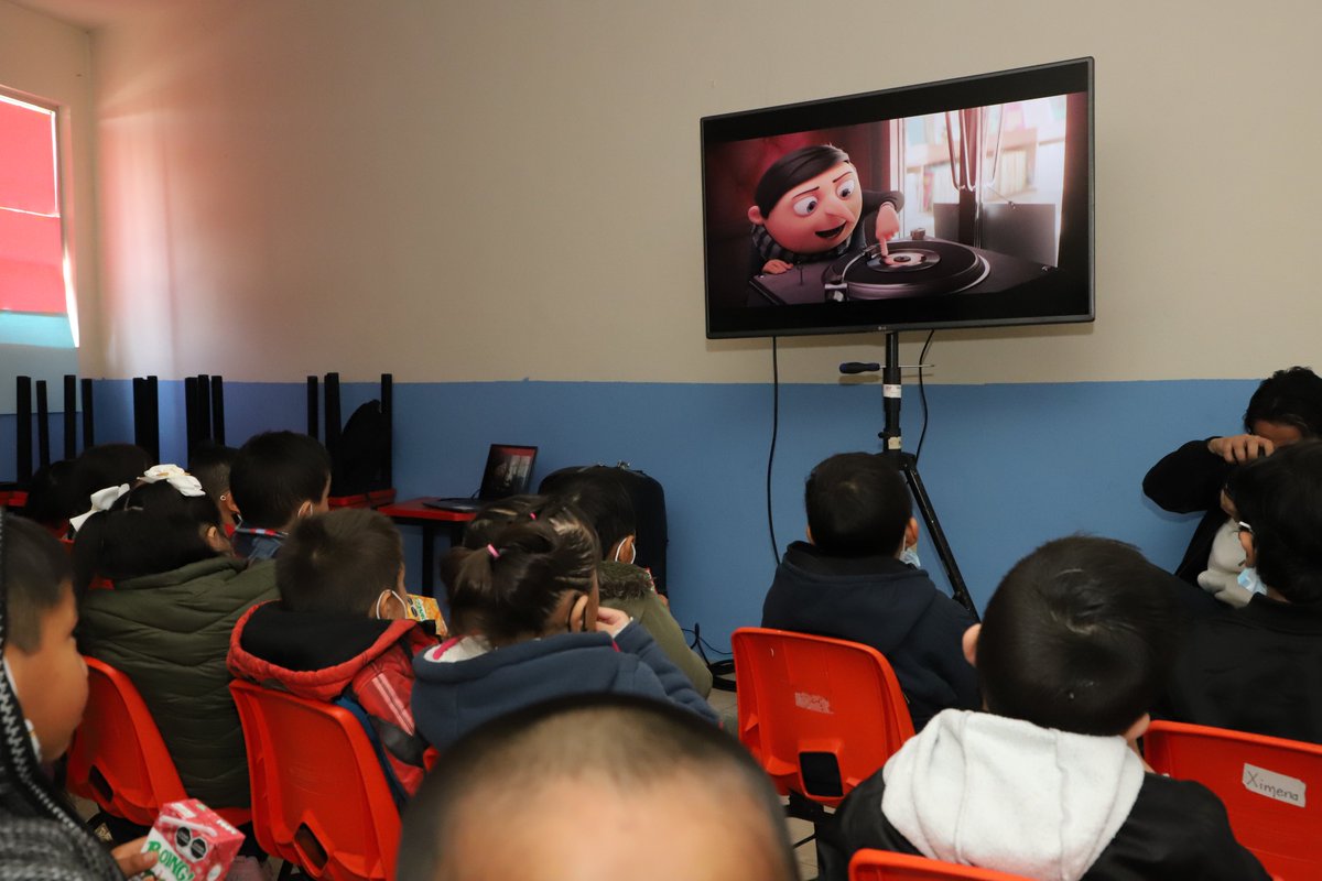 DIF_Pachuca's tweet photo. Agendar espacios recreativos de entretenimiento para las niñas y niños de nuestros #CAICs, permite que las infancias desarrollen sensibilidad por las historias que el séptimo arte nos ofrece 📽️🍿. Gracias al personal de nuestro CAIC Plutarco por su entrega con su alumnado❤️. https://t.co/XtO2KTDZod