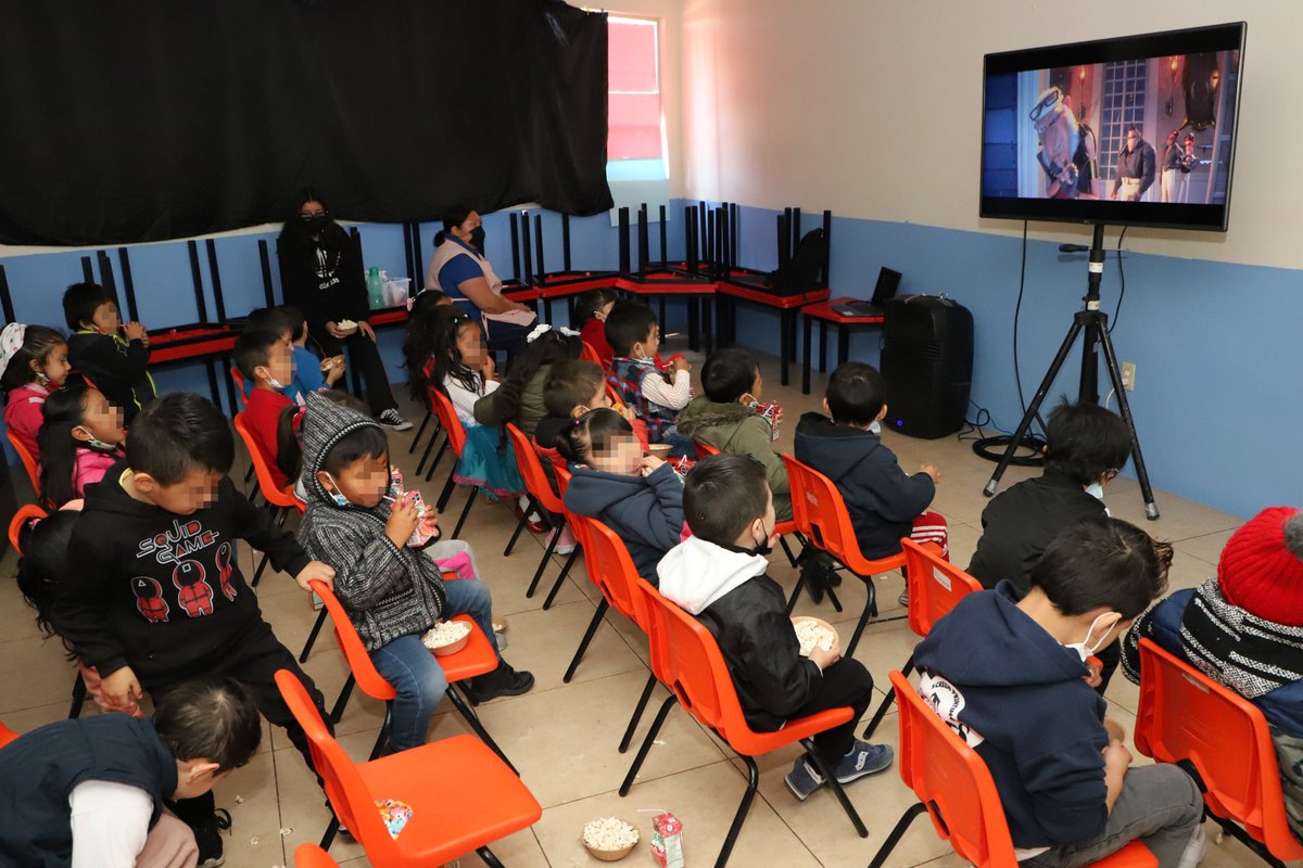 DIF_Pachuca's tweet photo. Agendar espacios recreativos de entretenimiento para las niñas y niños de nuestros #CAICs, permite que las infancias desarrollen sensibilidad por las historias que el séptimo arte nos ofrece 📽️🍿. Gracias al personal de nuestro CAIC Plutarco por su entrega con su alumnado❤️. https://t.co/XtO2KTDZod