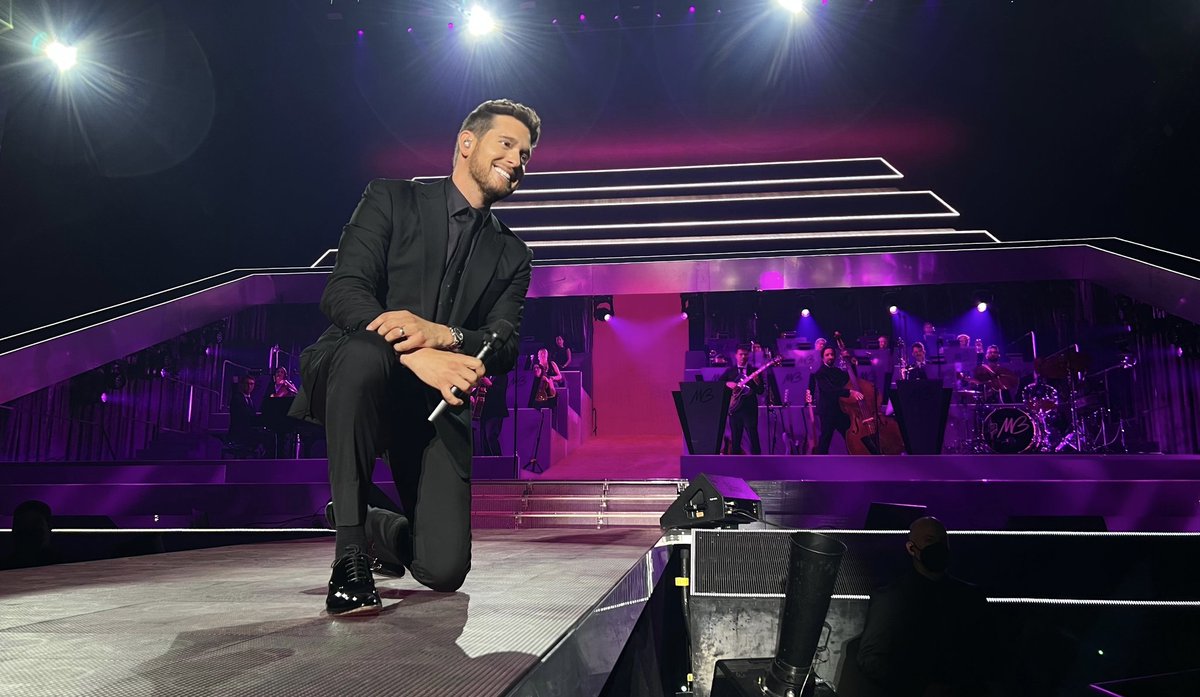 MichaelBuble's tweet photo. This is the face of a happy man 
#mbhighertour https://t.co/zaGIgnZcXE