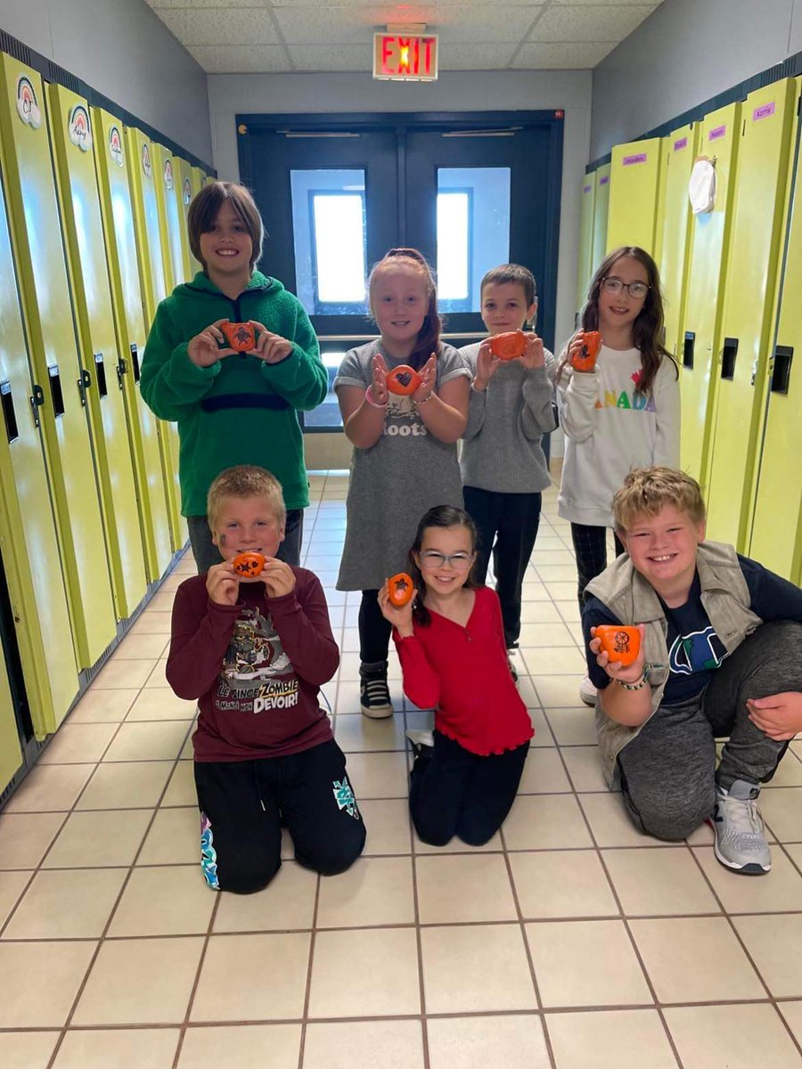 Les élèves et le personnel de l'école ont préparé des roches de la paix afin de souligner la journée de reconnaissance des survivants et des survivantes des pensionnats indiens. Vous pouvez les retrouver dans la communauté @Daph_Wallbridge <a href="/CSCDGR/">CSCDGR</a>