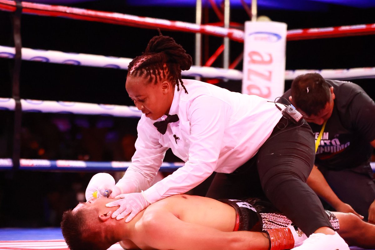azamtvtz's tweet photo. USIKU WA VITASA: Itoshe tu kusema kwamba Alan Pina kutoka Mexico amepata tabu sana katika ardhi ya Tanzania akipigwa KO raundi ya tisa na Ibrah Class 'Mawe'
#MoBoxing #UsikuWaVitasa #Vitasa #VitasaNight #VitasaFightNight #Boxing #NgumiJiwe #VitasaNgumiJiwe #IbrahClass https://t.co/ezT16g7xbO
