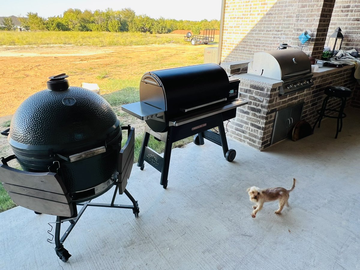 ShooterUrich's tweet image. Newest addition to the Urich family. She fits in nicely with the big green egg. #Traeger #letssmoke