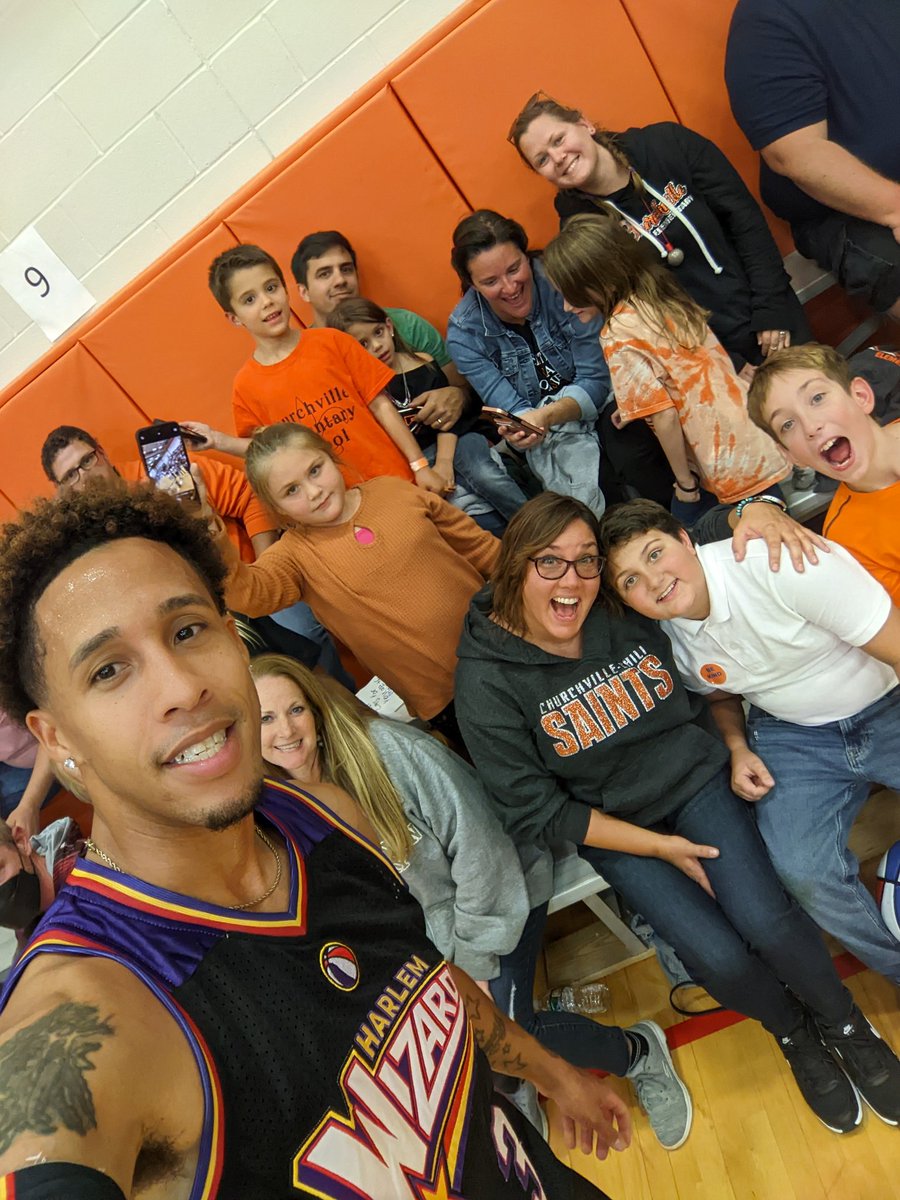 CCCSDtweets's tweet photo. The @HarlemWizards taking selfies with  our #CCCSDSaints! https://t.co/TkgBDSzTlA