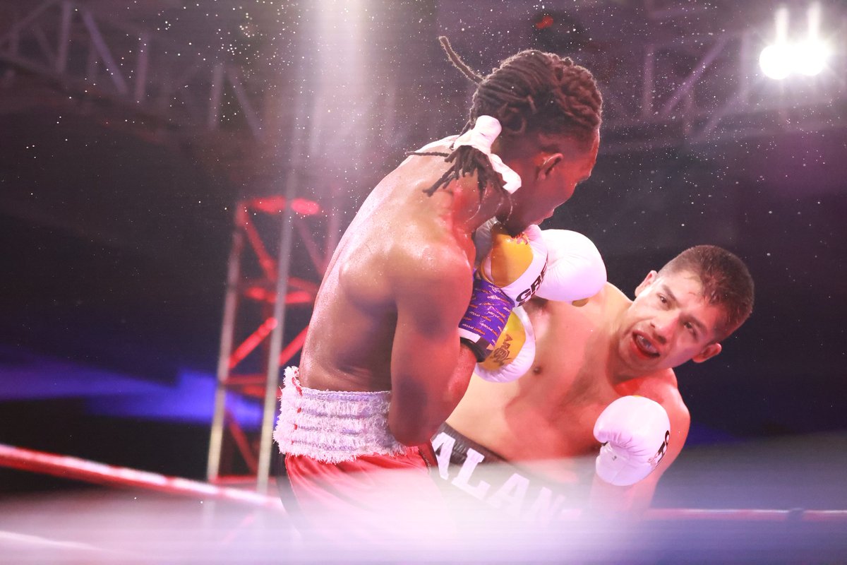 azamtvtz's tweet photo. USIKU WA VITASA: Ni Ibrah Class 'Mawe' dhidi yaAlan Pina kutoka Mexico, shughuli ikimalizika kwa KO round ya tisa.
#AzamSports1HD
#MoBoxing #UsikuWaVitasa #Vitasa #VitasaNight #VitasaFightNight #Boxing #NgumiJiwe #VitasaNgumiJiwe #IbrahClass #AlanPina https://t.co/wAFcaE71N6
