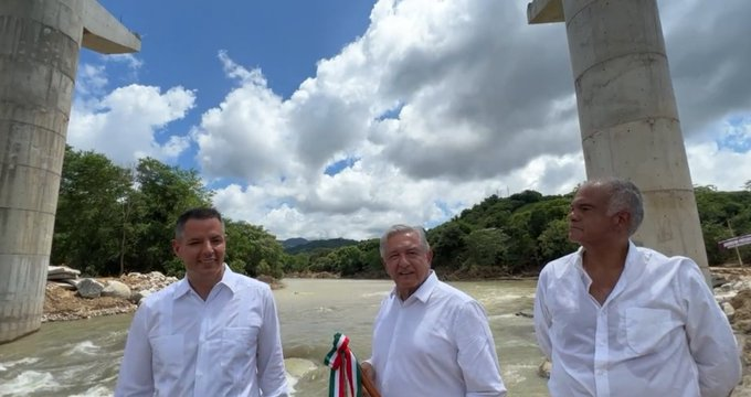 xevtfm's tweet photo. 🏗️🧱 #ElDato | En el video, el presidente menciona como ejemplo a Don #NachoRubio, el constructor que comunicó a #Tabasco con el país https://t.co/7HZg87SPy2