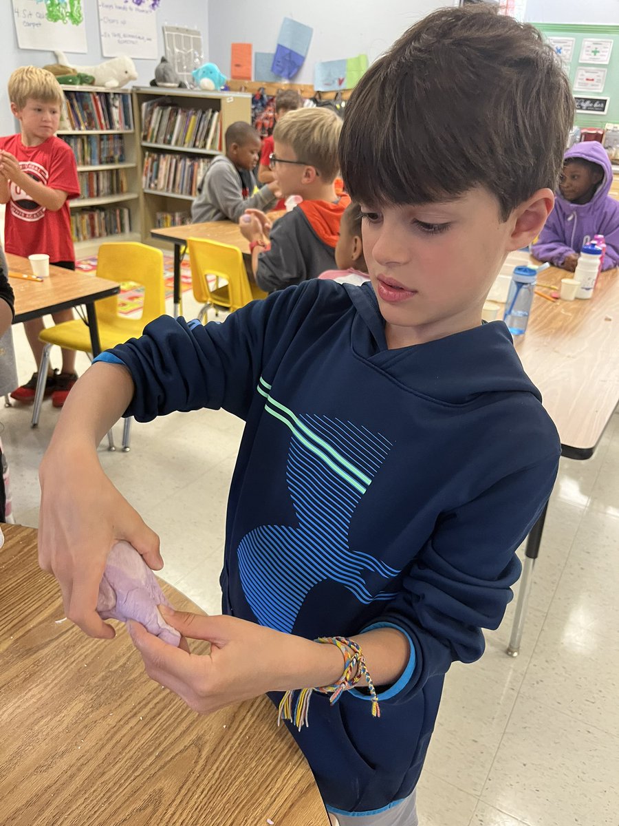 We discovered what changes can affect states of matter this week! Combining ingredients to create our own play doh, and shaking (a lot!) to make homemade butter! Educational AND delicious 🧈🍞