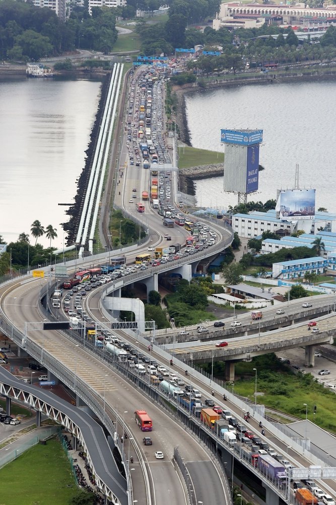 NewsBFM's tweet photo. 1. Johor police say there are currently about 2.3 million outstanding traffic summonses that date back to 2014, of which 109,758 involve owners of Singaporean vehicles.

State police chief Kamarul Zaman Mamat says 76.4% of Singaporean vehicle owners have yet to pay the summonses. https://t.co/k4aWPPVn2L
