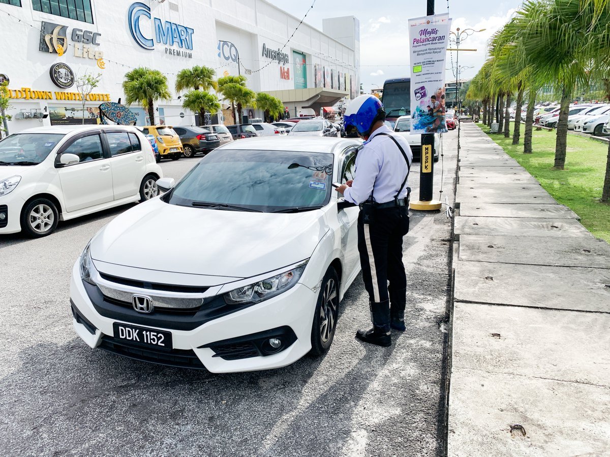 NewsBFM's tweet photo. 1. Johor police say there are currently about 2.3 million outstanding traffic summonses that date back to 2014, of which 109,758 involve owners of Singaporean vehicles.

State police chief Kamarul Zaman Mamat says 76.4% of Singaporean vehicle owners have yet to pay the summonses. https://t.co/k4aWPPVn2L