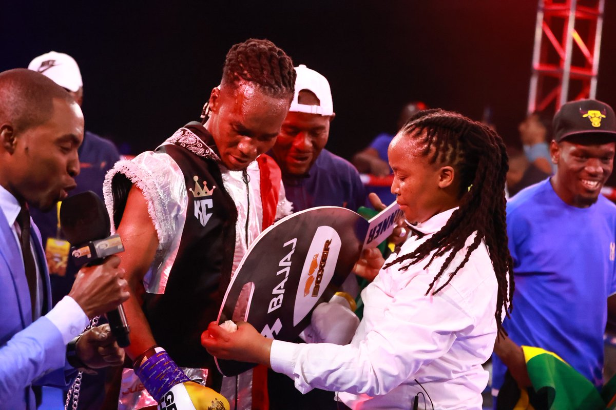 azamtvtz's tweet photo. USIKU WA VITASA: Mwisho wa shughul ikawa ni Ibrah Class 'Mawe' kutangazwa mshindi dhidi ya Alan Pina kutoka Mexico, kwa KO round ya tisa.
#MoBoxing #UsikuWaVitasa #Vitasa #VitasaNight #VitasaFightNight #Boxing #NgumiJiwe #VitasaNgumiJiwe #IbrahClass #AlanPina https://t.co/RXWmhCXEU1