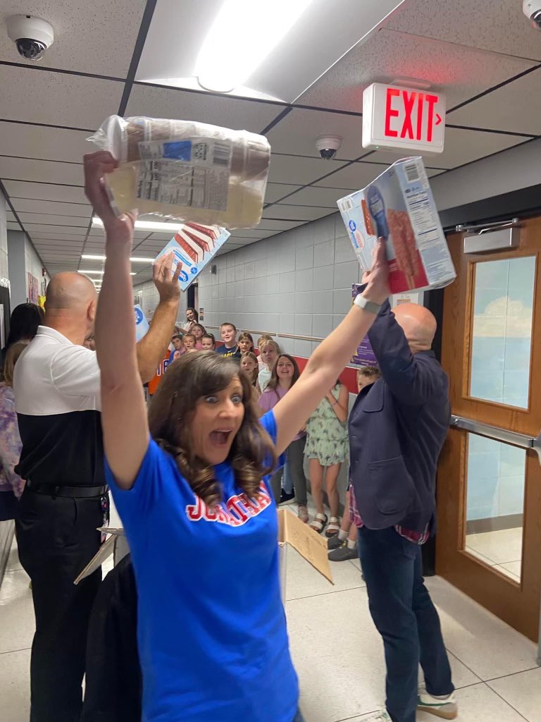 _AHenderson's tweet photo. When you are able to get out of the office and celebrate kids! 😁🥳🤪 #purejoy #icecreamforeveryone #goodmemepic @MarshalsBOE https://t.co/zaIUiTp7Kr