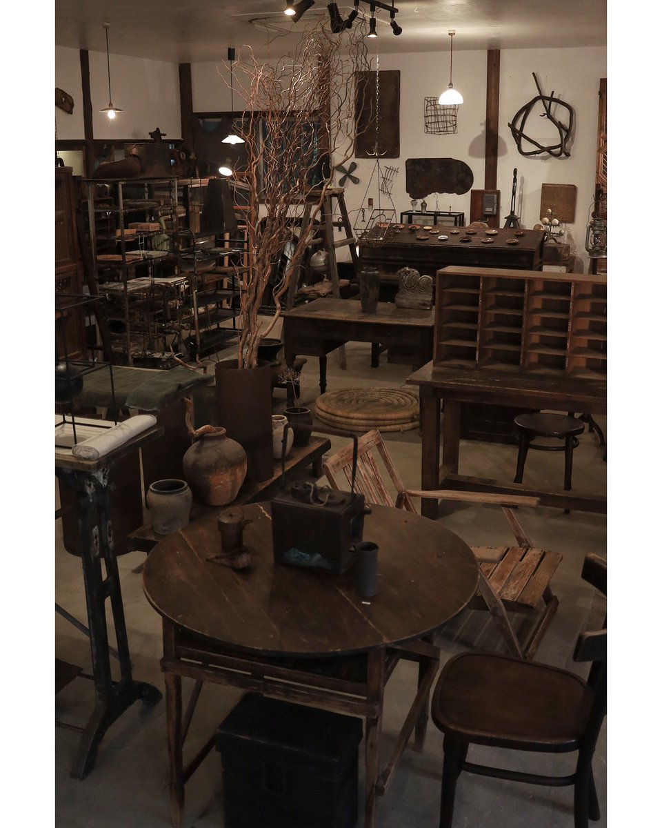 Looptown1's tweet photo. 物多め。店内写真。物数減らした研ぎ澄ました店になりたい。年取ってからでもいいか。 https://t.co/3NokToXSsI