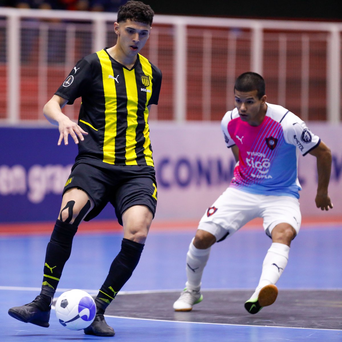 ElshowdelFS's tweet photo. #LibertadoresFS Es final en el Malvinas Argentinas: Peñarol 2 Cerro Porteño 0. El MVP: Mathías Fernández. ¡Los aurinegros a la final de América! https://t.co/2BGdzImA5S