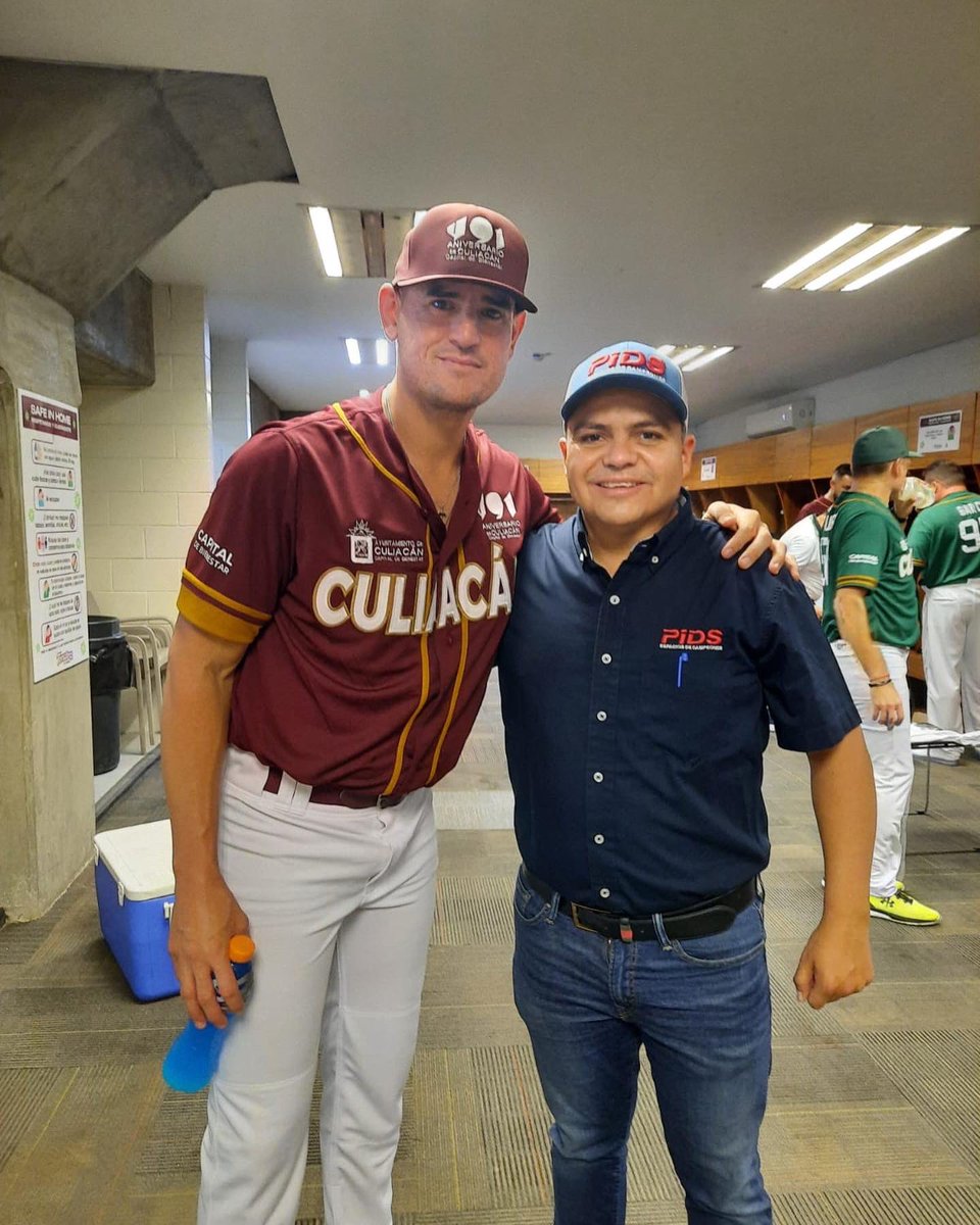 PidsSinaloa's tweet photo. El presidente del consejo directivo del PIDS, Lic. David Eduardo Vargas Rodríguez, estuvo como invitado en el juego con causa a beneficio del DIF Culiacán. 

Vargas Rodríguez estuvo charlando por algunos instantes con peloteros como Vinicio Castilla, Jorge Cantú, Karim García. https://t.co/N6hU97IS4A