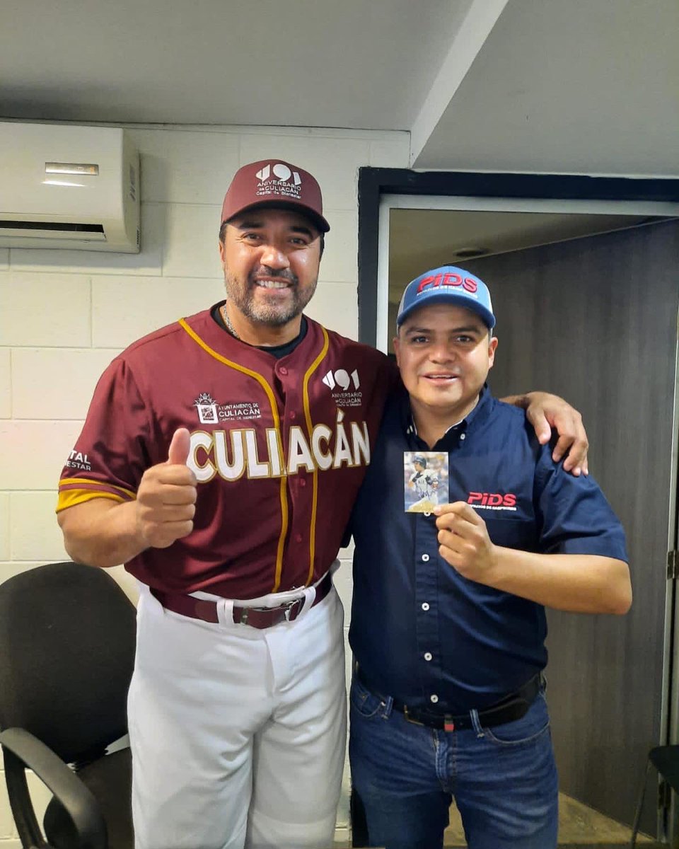 PidsSinaloa's tweet photo. El presidente del consejo directivo del PIDS, Lic. David Eduardo Vargas Rodríguez, estuvo como invitado en el juego con causa a beneficio del DIF Culiacán. 

Vargas Rodríguez estuvo charlando por algunos instantes con peloteros como Vinicio Castilla, Jorge Cantú, Karim García. https://t.co/N6hU97IS4A