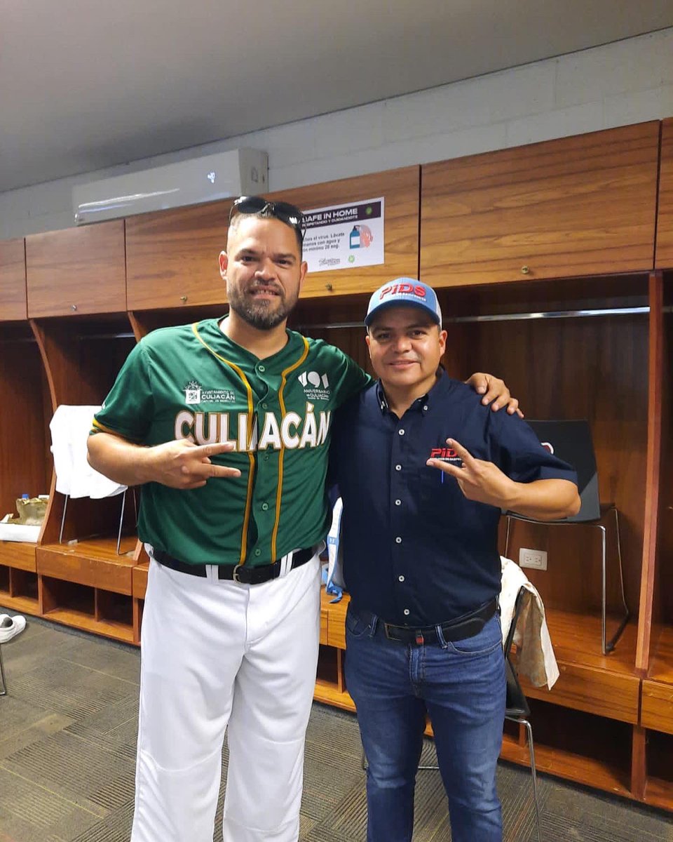 PidsSinaloa's tweet photo. El presidente del consejo directivo del PIDS, Lic. David Eduardo Vargas Rodríguez, estuvo como invitado en el juego con causa a beneficio del DIF Culiacán. 

Vargas Rodríguez estuvo charlando por algunos instantes con peloteros como Vinicio Castilla, Jorge Cantú, Karim García. https://t.co/N6hU97IS4A