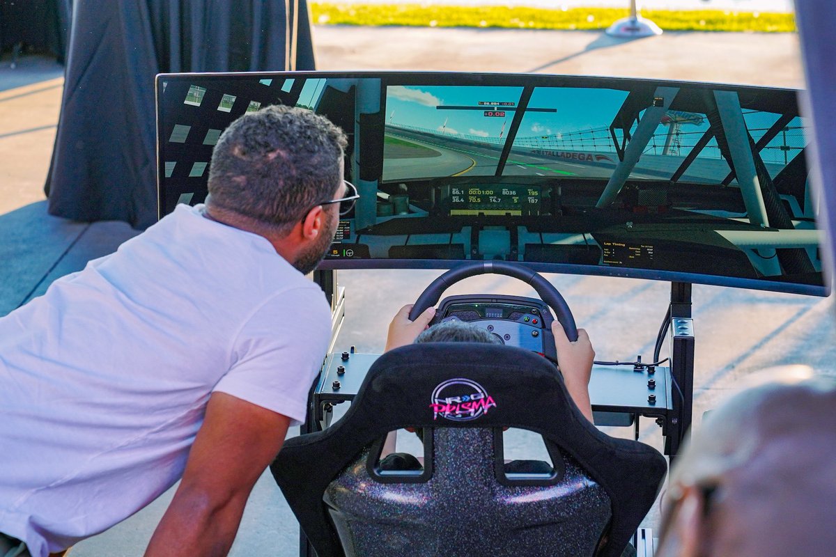 LogitechG's tweet photo. Amazing community event with @BubbaWallace setting hot laps with the new PRO Wheel before @TALLADEGA! #BubbasBlockParty https://t.co/4rCY2rk3cU
