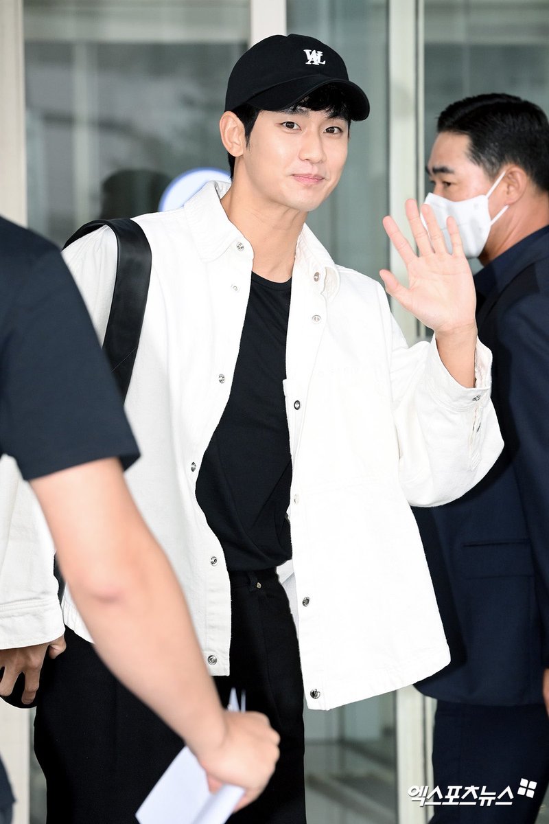 Kimsoohyun_TH's tweet photo. [221001] คิมซ��ฮยอน ที่สนามบินอินชอน เตรียมเดินทางมาไทย ในงาน KimSooHyun Meet&amp;Greet วันที่ 2ต.ค.นี้
/เดินทางปลอดภัย Have a safe flight and see you 🥰

#KimSooHyunInThailand 
#KimSooHyun #김수현 #คิมซูฮยอน
#LotussXKIMSOOHYUN https://t.co/1tqEd53QLM