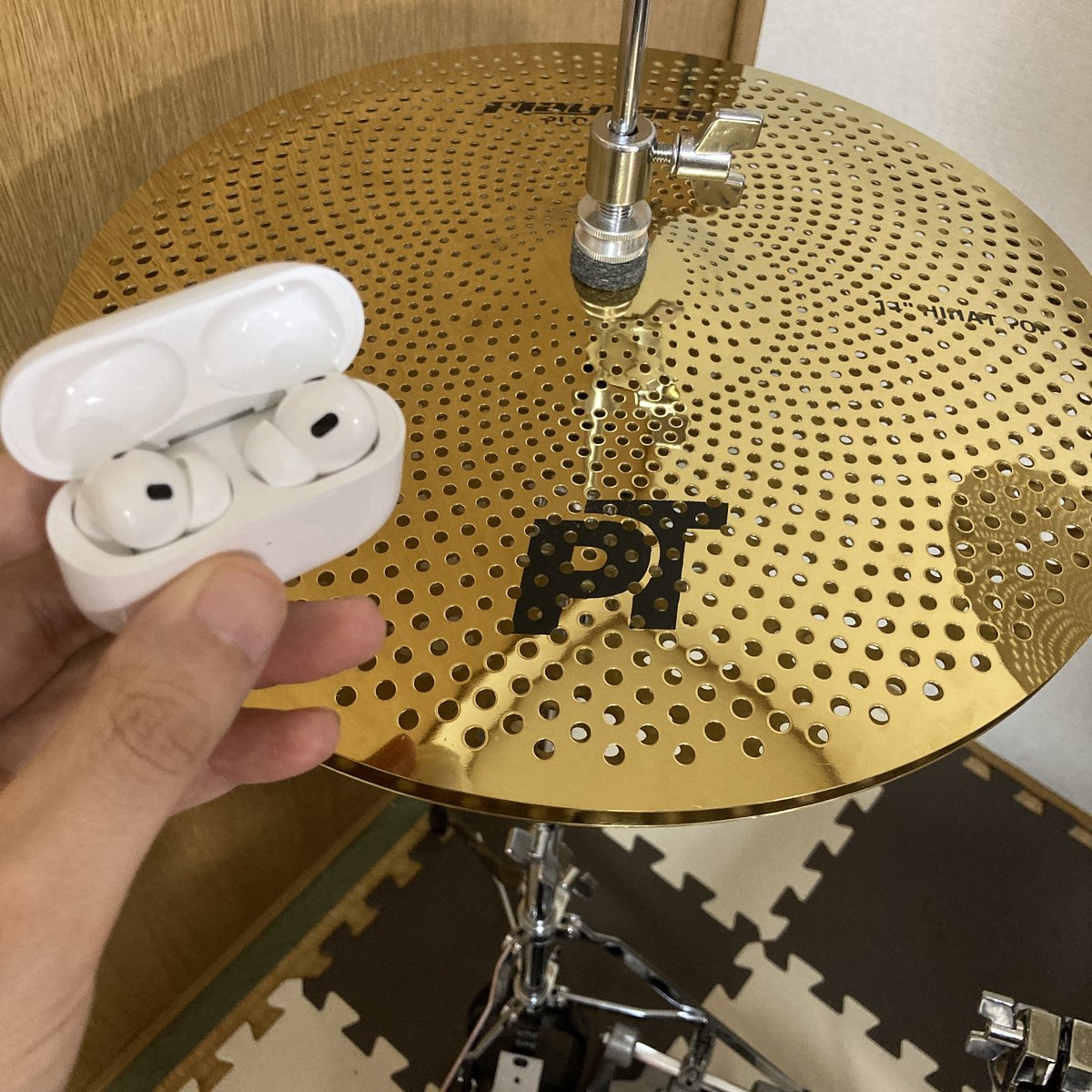 craftlab3d's tweet photo. なんでair pods pro2を買ったかといえば生ドラム練習時の耳の保護に使えそうだから。
使ってみて基本的にとても有用ですが、このハイハットの音だけはノイズキャンセルどころか音を増幅してひび割れて歪んだ騒音で聞こえてダメです。
特定の波長のみで処理に問題が起きているような気がします。。。 https://t.co/exfu9yR9E4