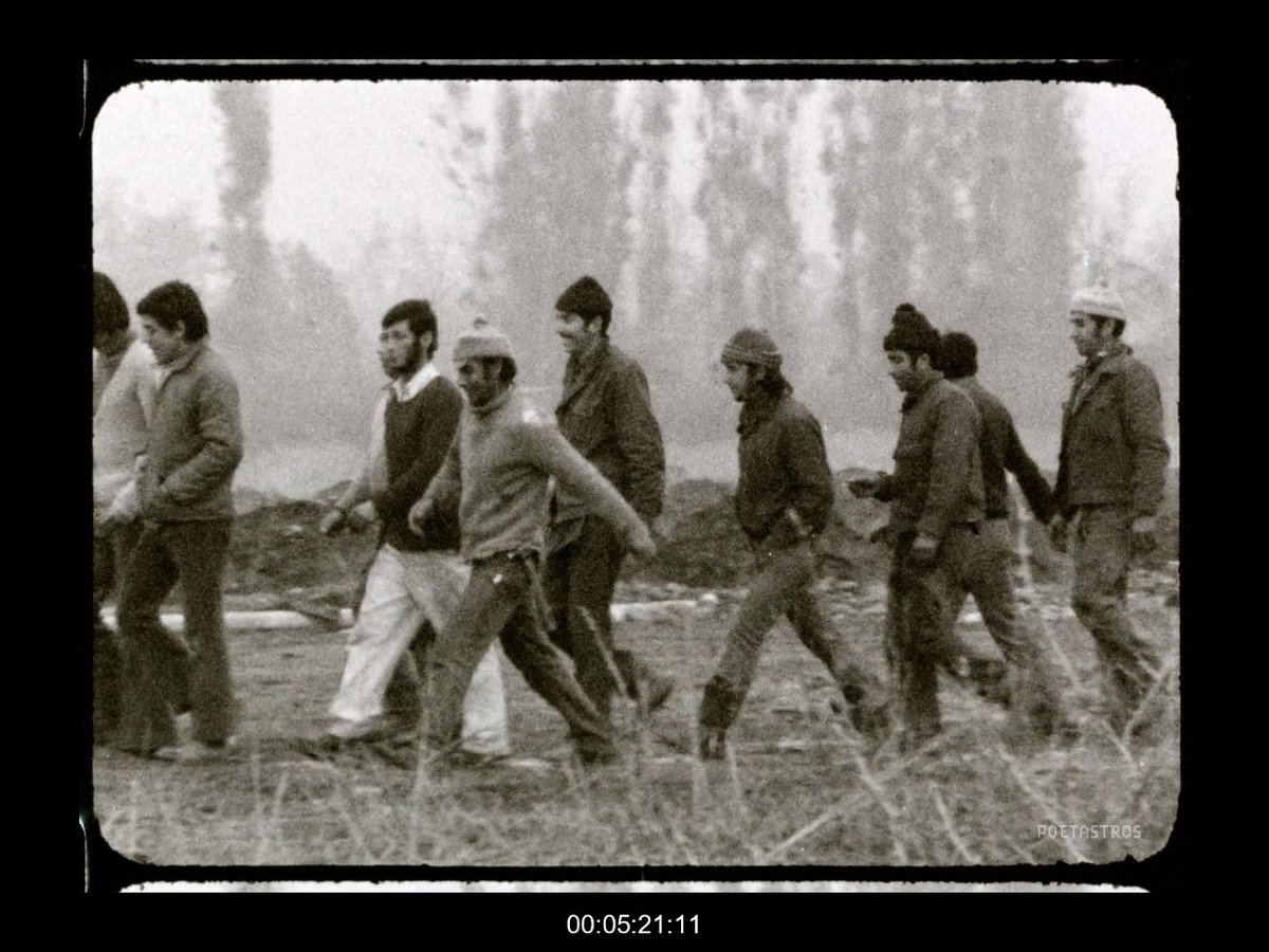 EL PAGO DE CHILE
"Chile está maldito"
  Raúl Ruiz

Mientras que los festivales internacionales de cine más prestigiosos del mundo, clase A, esperan con ansia estrenar mundialmente esta película fundamental del cineasta Raúl Ruiz 'EL REALISMO SOCIALISTA'...  

(Hilo...)