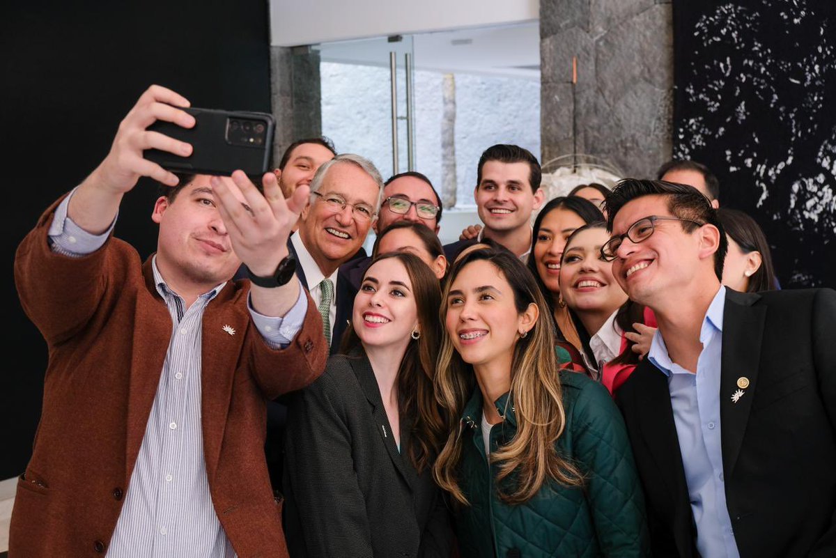 RicardoBSalinas's tweet photo. Como les dije ayer… el día de hoy tuve una comida con los jóvenes de @Kybernus donde, platicamos, compartimos ideas y la pasamos bien! 😎 https://t.co/8Fa0y3yGql