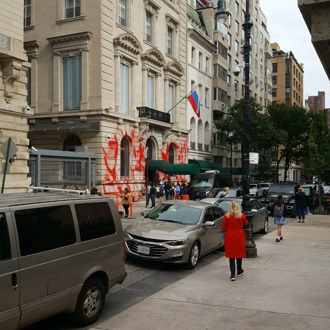 paroliro's tweet photo. New York City's Russian  Embassy on the Upper East Side  9 E. 91st St., got graffitied this morning in blood red.  #russianembassy #newyorkcity #russia #ukraine #war #protest #bloodredpaintgraffiti https://t.co/JDHBtCN1gE