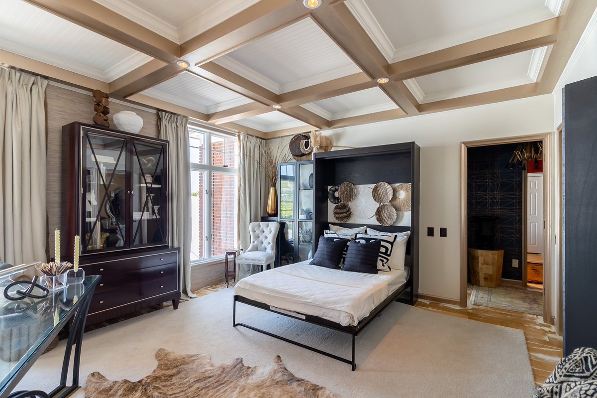 REDbyMorgan's tweet photo. Photographed a beautiful home office remodel by Luxurious Settings Limitless for the @JrLeagueDetroit 2022 Designers’ Show House in Grosse Pointe Farms. Open to the public until this Sunday! https://t.co/Wtnmdb0UHV