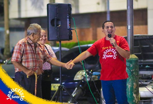 uniaonet's tweet photo. Llevando el mensaje de Salvación a más personas, la iglesia del MOVIMIENTO MISIONERO MUNDIAL LA CONCORDIA, Colombia 🇨🇴 sale por las calles de la ciudad anunciando 📣 las buenas nuevas del evangelio de Jesucristo. #MMNColombia #MMMINC https://t.co/48c7bJ3TNx