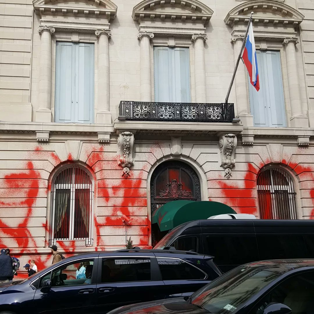 paroliro's tweet photo. New York City's Russian  Embassy on the Upper East Side  9 E. 91st St., got graffitied this morning in blood red.  #russianembassy #newyorkcity #russia #ukraine #war #protest #bloodredpaintgraffiti https://t.co/JDHBtCN1gE