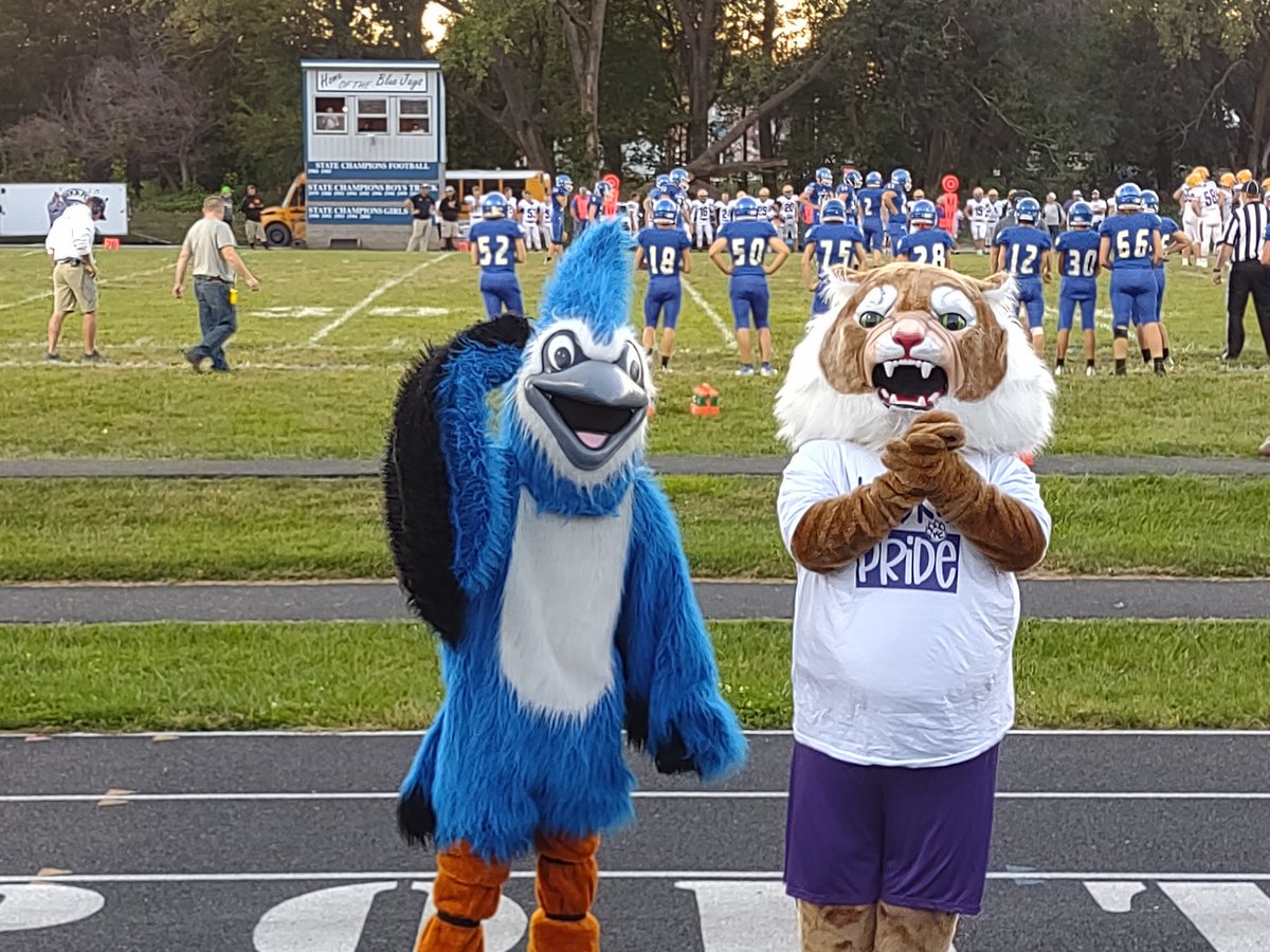 canicke's tweet photo. What started as a little Mascot Rivalry ended in peace! Kats up by 8! @WildKatNation1 @kats_coachbreck @MO8ManFootball https://t.co/cWw1iAoM0n
