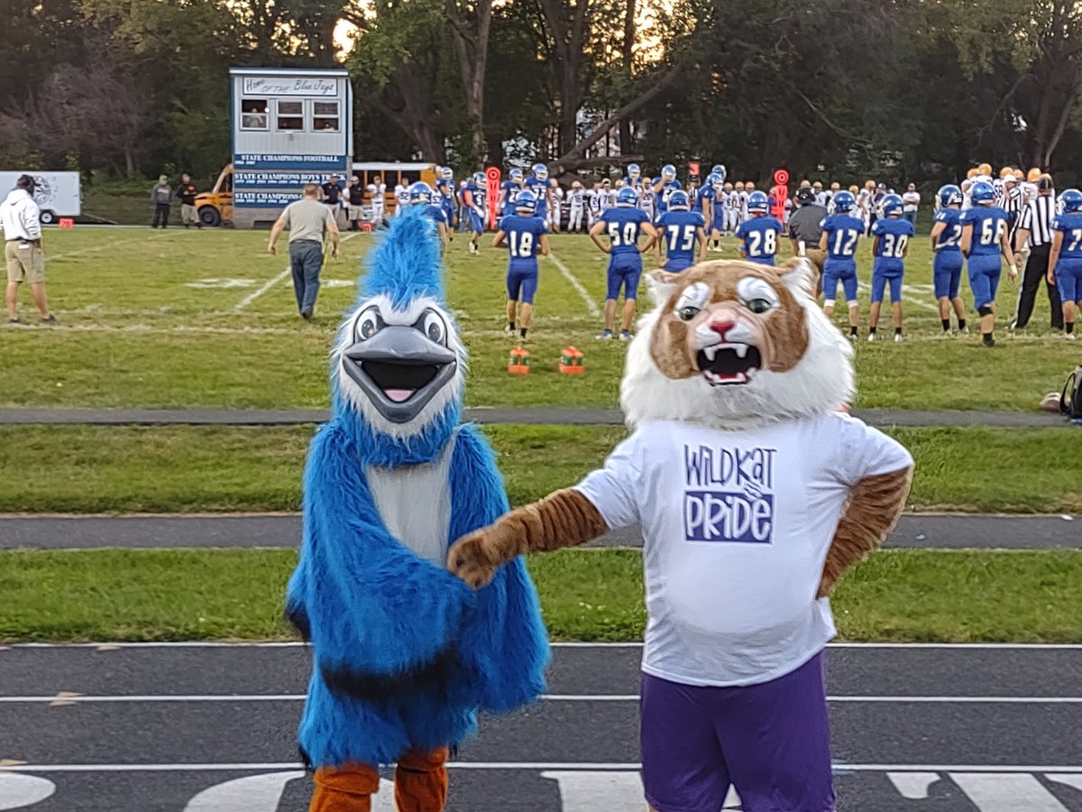 canicke's tweet photo. What started as a little Mascot Rivalry ended in peace! Kats up by 8! @WildKatNation1 @kats_coachbreck @MO8ManFootball https://t.co/cWw1iAoM0n
