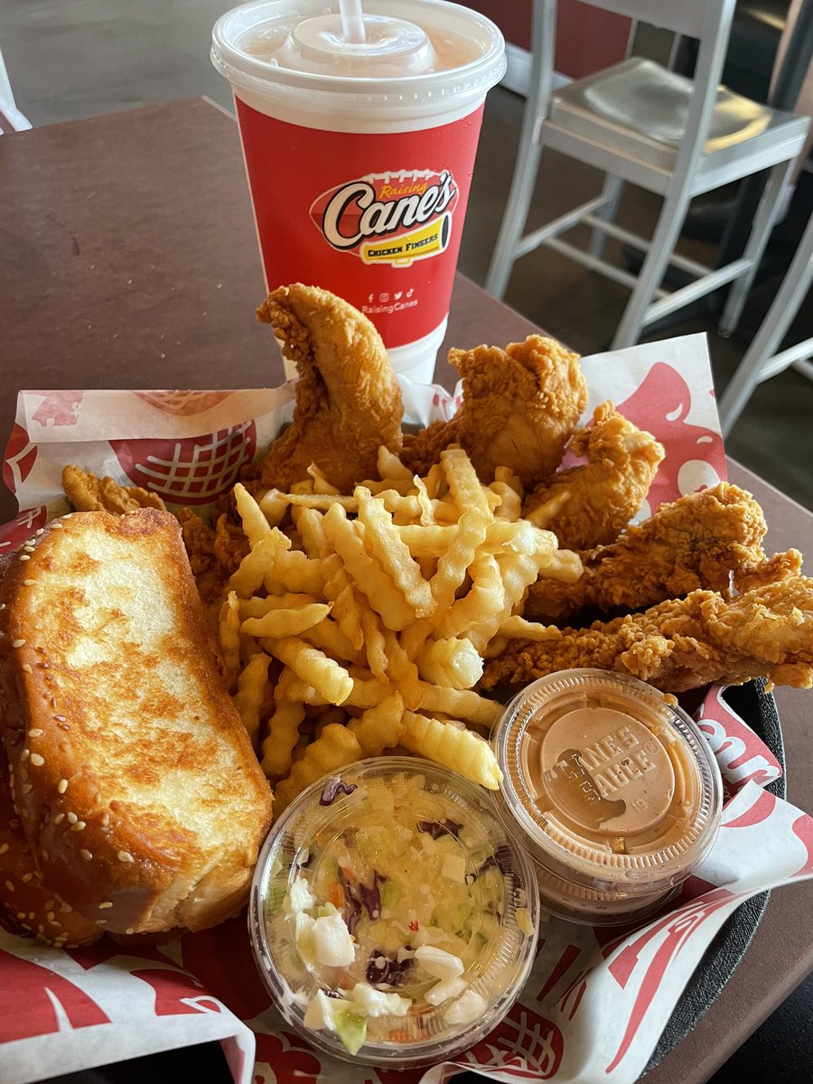 sarinamay93's tweet photo. Took the most perfect photo of my Caniac Combo. Just perfection 🥰🥰🥰😭 #NoFilter #ExtraToast @raisingcanes https://t.co/2xjBTuDXS1