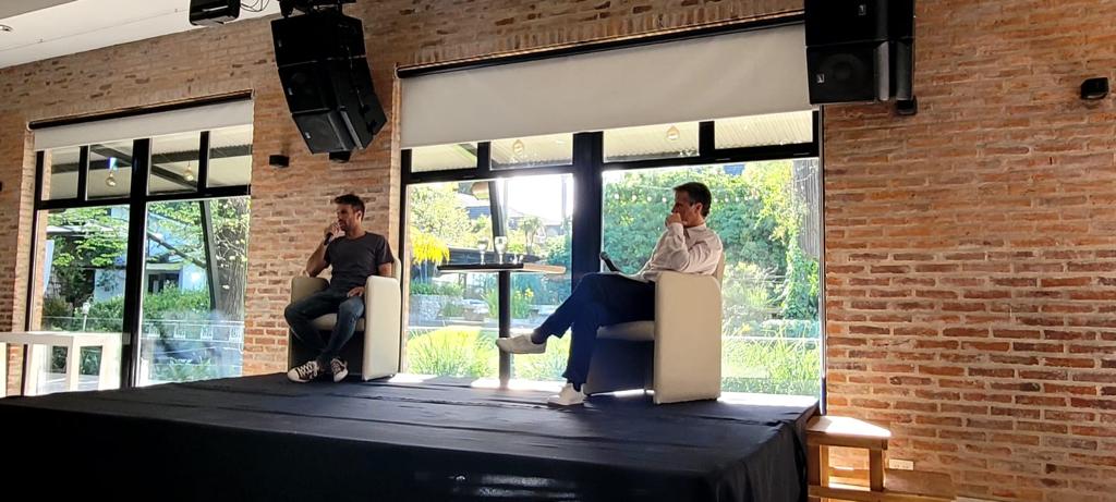 NigroFrancisco's tweet photo. En el marco del ciclo de charlas para jovenes recibimos a @LeoPonzio_ok, quien nos habló sobre liderazgo y manejo de equipos. Además nos transmitió su experiencia y vivencias como capitán de @RiverPlate.
¡ Gracias leo ! https://t.co/bXFJjCYv1c