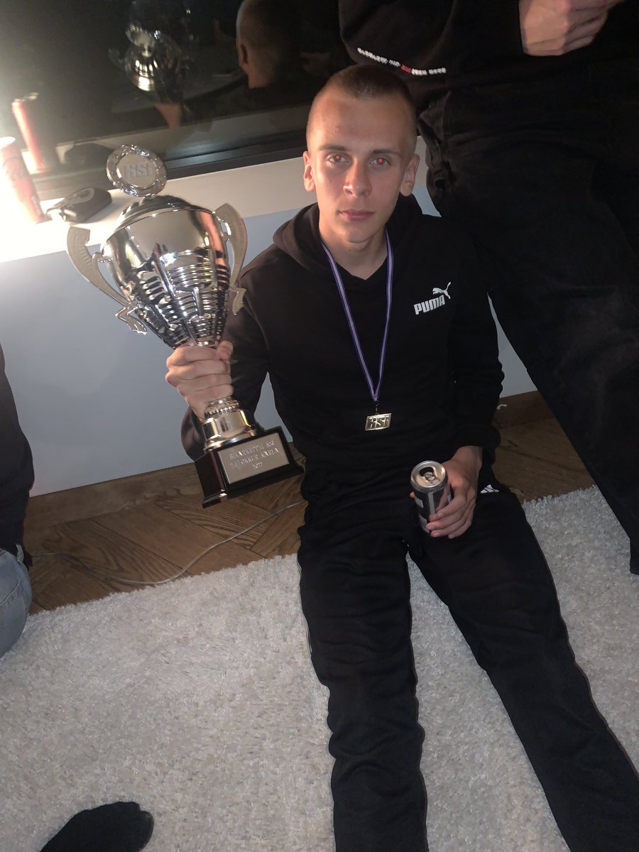 Arnar jóhannsson vann siðast bikar með 2 fl val árið 1990 og eh, sonur hans Thomas Ari Arnarsson (2007) var að vinna bikarinn með 2 fl val 2022. Like father Like son