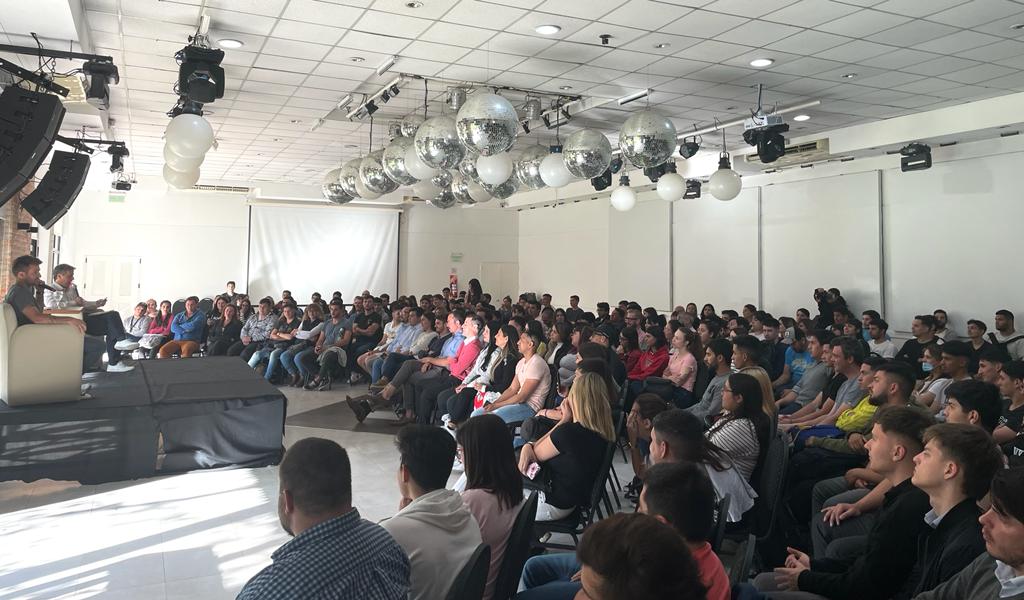 NigroFrancisco's tweet photo. En el marco del ciclo de charlas para jovenes recibimos a @LeoPonzio_ok, quien nos habló sobre liderazgo y manejo de equipos. Además nos transmitió su experiencia y vivencias como capitán de @RiverPlate.
¡ Gracias leo ! https://t.co/bXFJjCYv1c