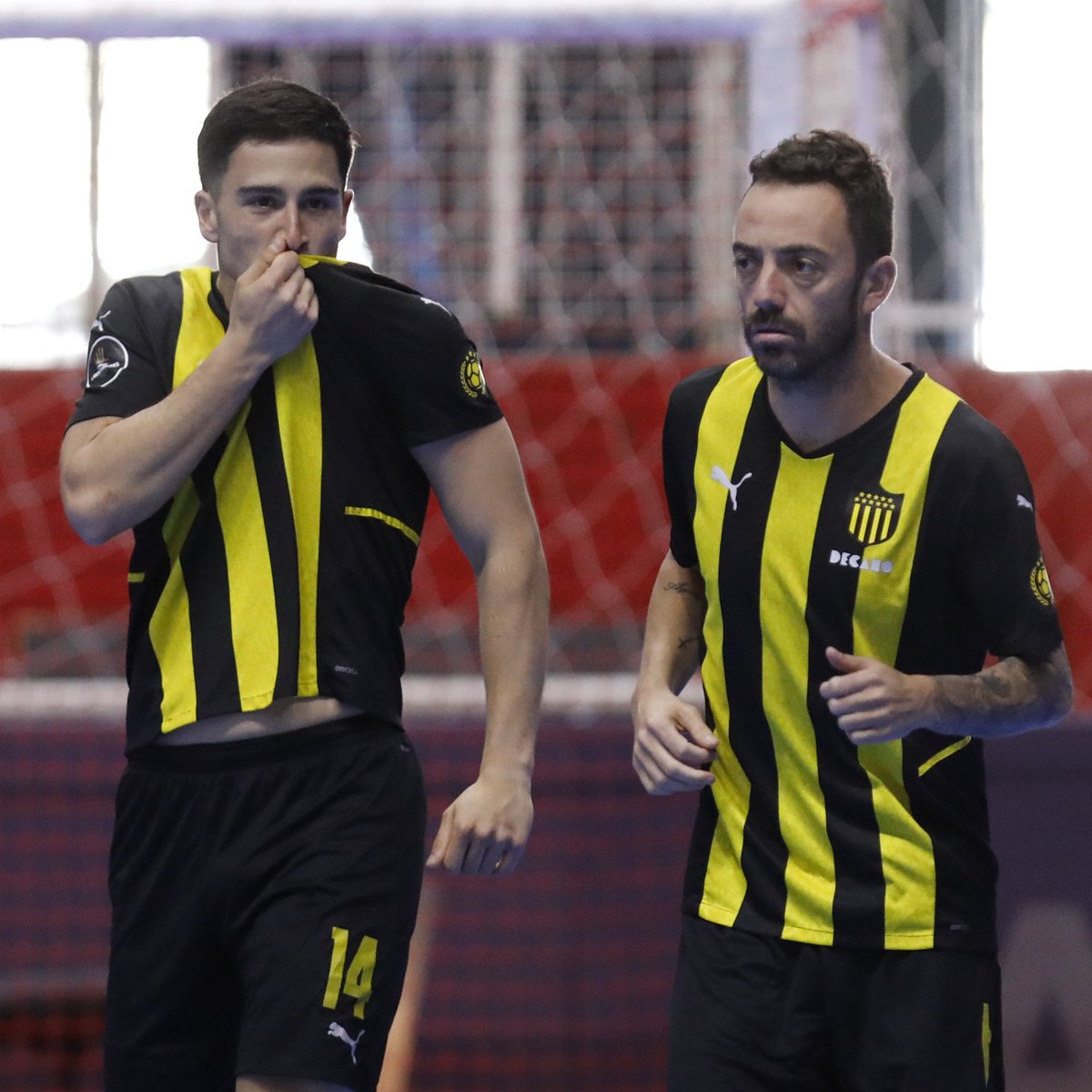 Guille263's tweet photo. #LibertadoresFS | Un jugador formado en #Peñarol, con un camino que tuvo innumerables obstáculos, alegrías, tristezas y festejos, hoy es el de los goles claves, valiosos y de FINAL. @MarNicooo10 un nombre identificado con los colores Oro y Carbón. 💪🏿💪🏆 https://t.co/VertNi4rJU