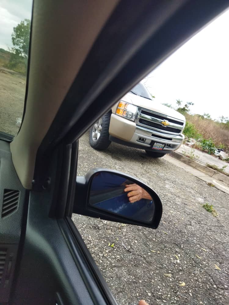 riosdefrente's tweet photo. Esta camioneta botó (esta tarde) 15 sacos de basura enfrente del Núcleo de la UCLA de veterinaria, en la vía hacia Lomas de Tabure. Si alguien reconoce la camioneta o logra decifrar la placa de este delincuente, por favor ayúdenos a ubicarle https://t.co/pSWcYIQdZv