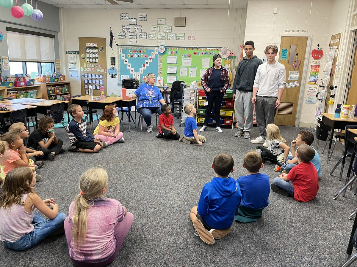 marciewarner28's tweet photo. @CentralPauline 2nd graders had SO much fun with @warutheatre students today playing wax museum and other games! #wearePC #PCStrongerTogether #PCMissionPossible https://t.co/XHKok4GNHy