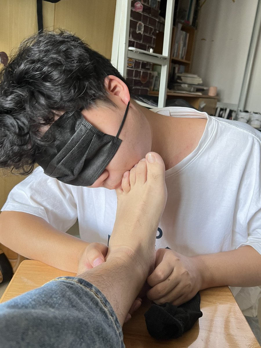 Johnny5357666's tweet photo. 宿舍玩贱b https://t.co/CRqaRyFATl
