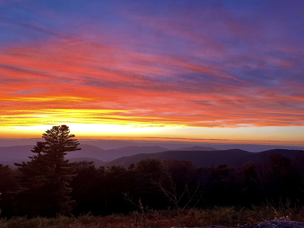 A final sunset on Skyland Drive before heading to DC to fly home…it’s been a blast! #USARoadTrip22