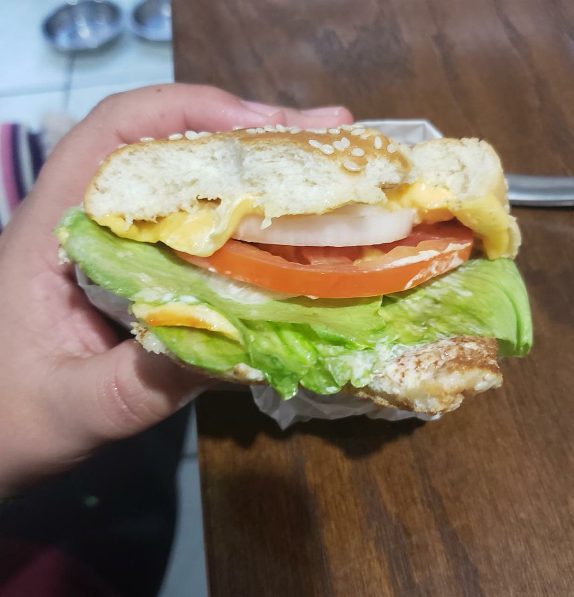 oscarlealfc's tweet photo. @CarlsJrMx oye carls Jr, desde cuando hacen hamburguesas sin carne? Me di cuneta ya llegando a mi casa.. Como ahí que? https://t.co/YoKvI8YNJf