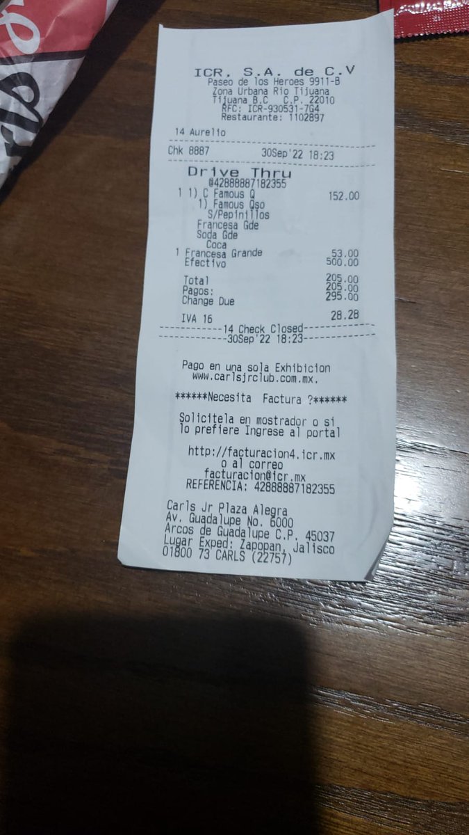 oscarlealfc's tweet photo. @CarlsJrMx oye carls Jr, desde cuando hacen hamburguesas sin carne? Me di cuneta ya llegando a mi casa.. Como ahí que? https://t.co/YoKvI8YNJf