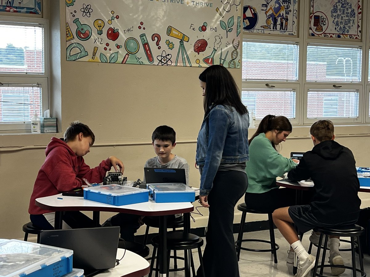 lisacoons10's tweet photo. Wow‼️ Talked to middle school Ss in @SSSGamecocks in a partnership with @NF_STEMLD today. Innovative stem pathway starting in fourth grade-robotics, oculus, &amp; 3D printing. Impressive opportunities for building futures in @WCDE_TN @TNedu https://t.co/wiOAizUjVs